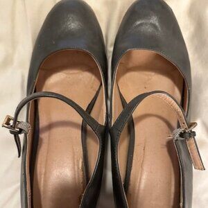 Journee Collection Classic Mary Jane Pumps Grey Heels Size 10M in used condition